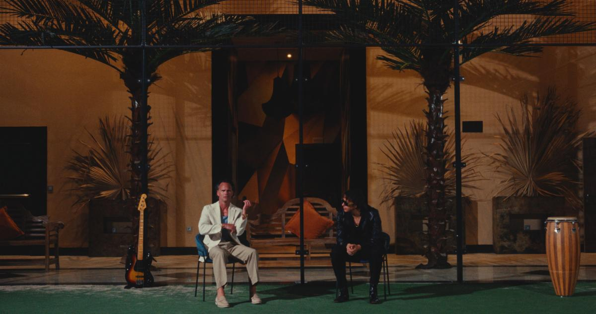 The Strokes Walton Goggins Going Shopping Walton Goggins y Julian Casablancas de The Strokes en el videoclip de Going Shopping